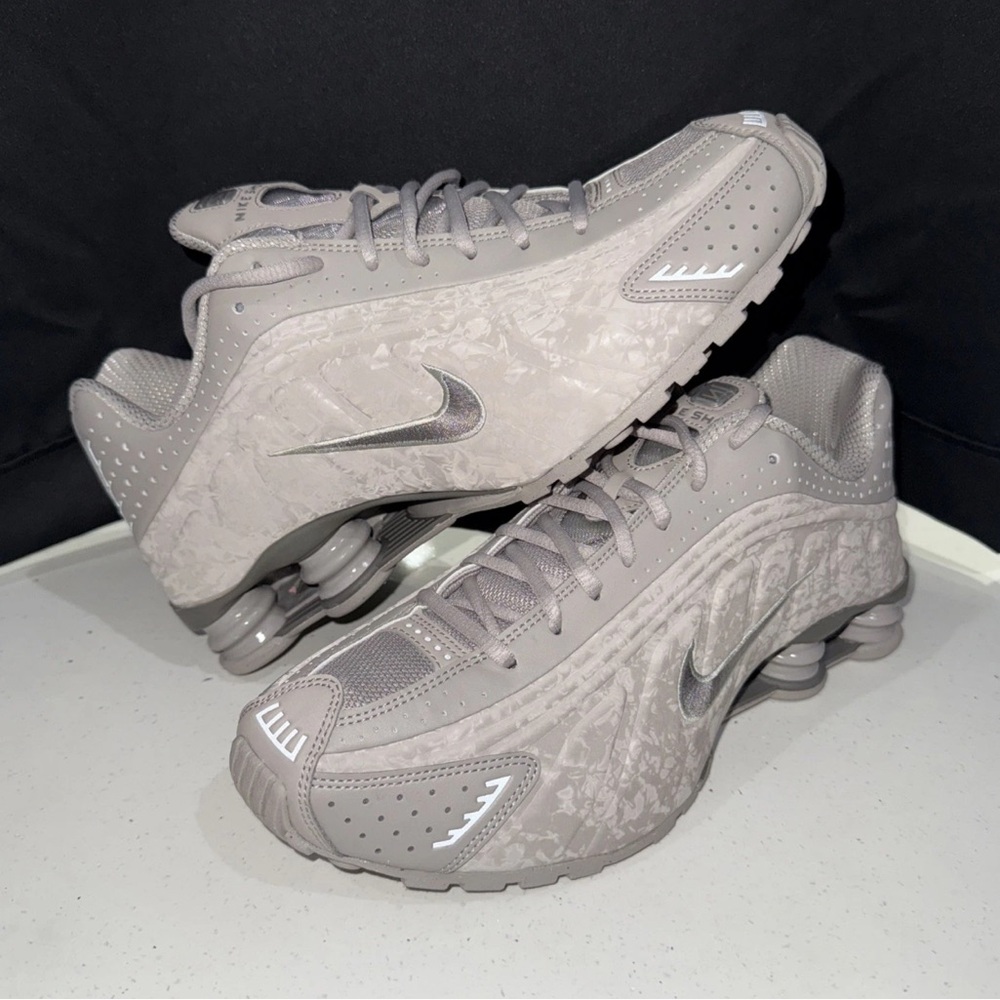 Nike Shox R4 College Grey Flat Pewter HV0934-001 Women Sz 11 Men Sz 9.5 NWOB